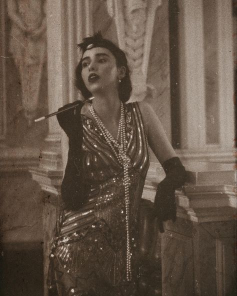 Roaring 20s New York, 1920s Outfit Aesthetic, 1920s Rich Woman, Flapper Dress Aesthetic, Old Party Aesthetic, Flapper Girl Aesthetic, Flapper Aesthetic, The Great Gatsby Daisy, Great Gatsby Aesthetic