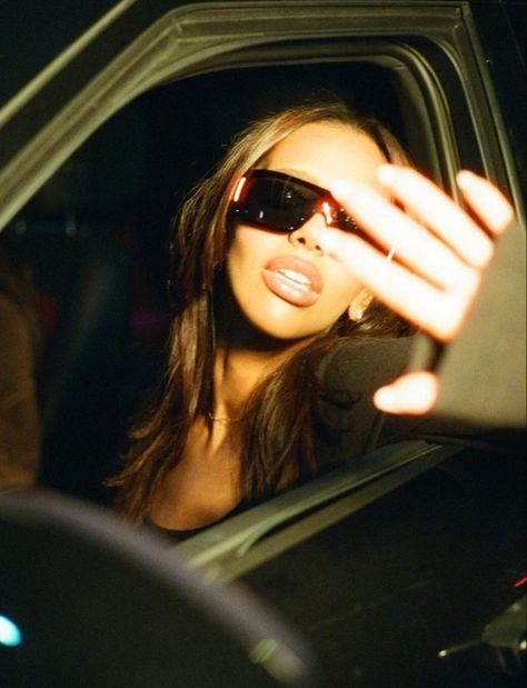 Papparazi Aesthetic Cameras, Paparazzi Aesthetic Photos, Flash Photoshoot Ideas, Fake Paparazzi Photos Aesthetic, Rbf Aesthetic, 90s Paparazzi Shots, Paparazzi Style Photoshoot, Paparazzi Photos Aesthetic, Selfies In Car