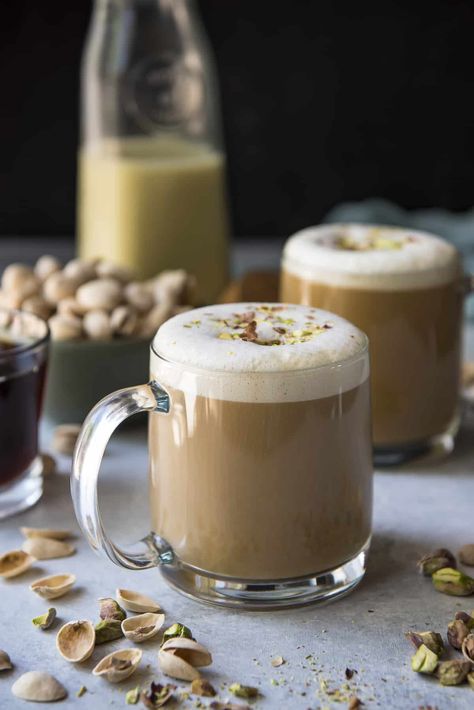 You've never had a cup of coffee like this creamy Pistachio Latte! Freshly brewed espresso, blended with pistachio simple syrup, homemade pistachio milk, and a sprinkle of chopped pistachios on top of a perfect layer of latte foam - it's truly a pistachio lover's dream! Enchilada Crockpot, Clean Eating Turkey Chili, Turkey Lentil, Quinoa Chili Recipe, Chili Turkey, White Turkey Chili, Pistachio Latte, White Bean Turkey Chili, Easy Vegan Chili