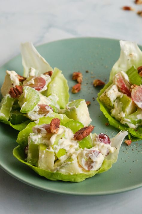 Waldorf Salad Plating, Salad Plating Ideas, Plating Salad, Peanut Chaat Recipe, Salad Plating, Salad Presentation, Salad Design, Waldorf Salad Recipe, Shrimp Avocado Salad