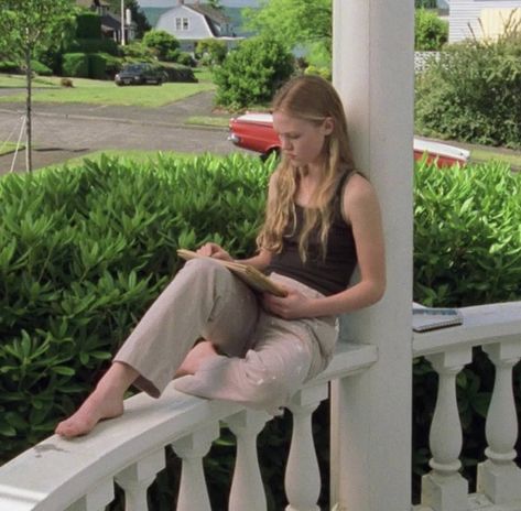 10 things i hate about you   kat stratford   julia stiles heath ledger patrick verona 90s Stratford Sisters, Kat Stratford, Angry Girl, Julia Stiles, 10 Things I Hate About You, Quoi Porter, I Love Cinema, Girls Music, Indie Rock