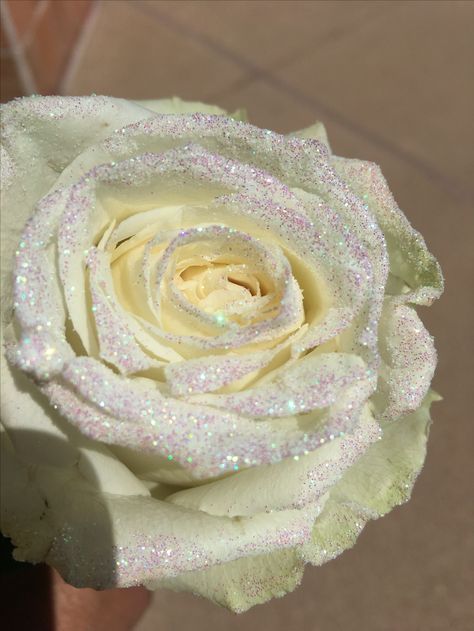 Iridescent white 🌹 White Glitter Roses, Glitter Roses, White Glitter, Glitter, White, Flowers