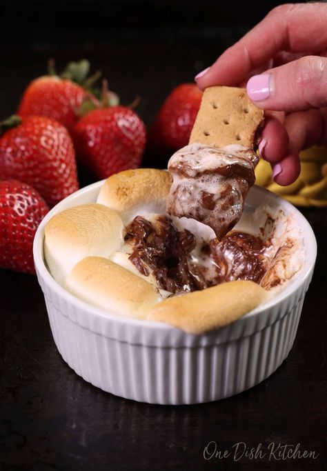 Mini S’mores Dip, Ramekin Recipe, Single Serve Meals, One Dish Kitchen, Super Easy Desserts, Recipe For 1, Small Batch Baking, Easy Dessert Recipe, Single Serve Desserts