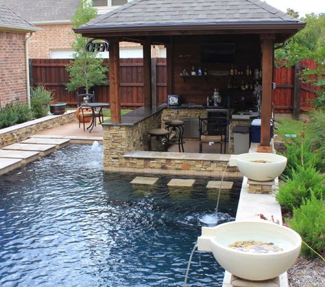 33 Impressive swim-up pool bars built for entertaining Pool Bar Ideas, Pools Design, Kleiner Pool Design, Backyard Pool Design, Kolam Koi, Small Pool Design, Backyard Pools, Small Pools, Dream Pools