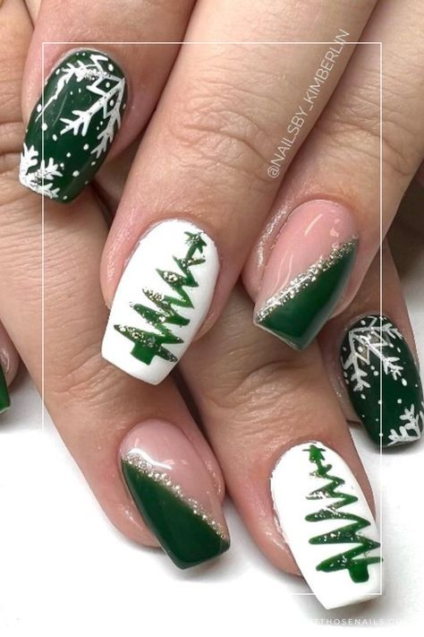 Green Christmas nails design Green Christmas Nails, Nail Art Noel, Classy Nail Art, Christmas Nails Easy, Green Nail Polish, Pretty Nail Designs, Christmas Nails Acrylic, Festival Nails, Cat Kuku