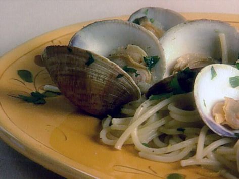 Clam Spaghetti Recipe, Italian Holiday Recipes, Spaghetti With Clams, Rhode Island Food, Popular Pasta Recipes, Clams Recipe, Calories In Vegetables, Feast Of The Seven Fishes, Simply Food