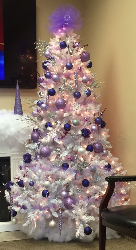 White Christmas Tree Purple Decorations, White Christmas Tree With Purple Decor, Lavender Christmas Aesthetic, Purple Christmas Decor Ideas, Pink And Purple Christmas Decor, Purple And Silver Christmas Tree Ideas, Christmas Tree Ideas Purple, Purple And White Christmas Tree, Lilac Christmas Tree