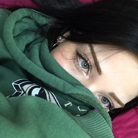 Black Hair Green Eyes, Black Hair Blue Eyes, 사진 촬영 포즈, Dark Feminine Aesthetic, Selfie Ideas Instagram, Foto Ideas Instagram, Simple Girl, Ideas For Instagram Photos, Feminine Aesthetic