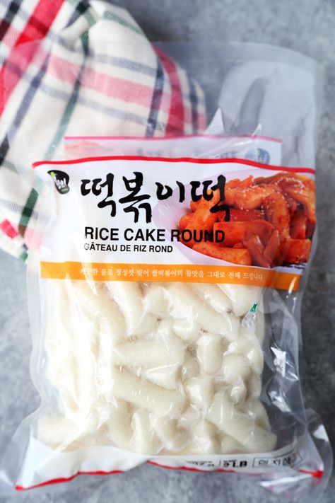 Tteokbokki - Spicy Korean Rice Cakes - Pickled Plum Food And Drinks Frozen Rice, Korean Rice Cakes, Tteokbokki Recipe, Korean Rice Cake, Rice Cake Recipes, Korean Rice, Spicy Korean, Food Hampers, Korean Street Food