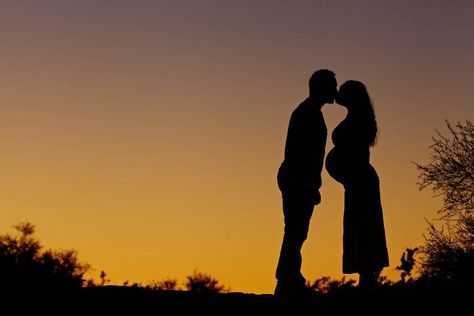 Pregnant Couple Silhouette, Maternity Silloute, Night Maternity Photoshoot, Desert Maternity Photos, Pregnancy Wedding, Pregnant Pictures, Poses For Photographers, Silhouette Photo, Maternity Photography Poses Outdoors