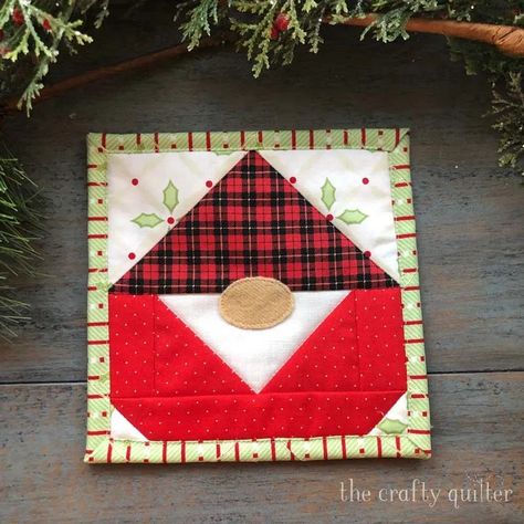 The cutest Gnome Mug Rug ever! - The Crafty Quilter Gnome Mug Rug Pattern, Gnome Quilt Block, Gnome Quilt, Christmas Crafts Sewing, Christmas Mug Rugs, Mug Rug Tutorial, Christmas Quilting Projects, Gnome Mug, Candle Mats