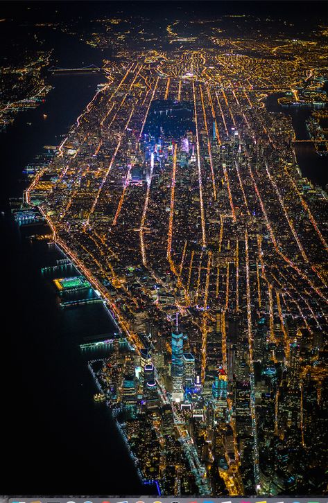 Nueva York: de noche y desde el cielo como nunca la habías visto - La isla de Manhattan casi completa desde una vista única | Galería de fotos 13 de 14 | Traveler New York From Above, New York City At Night, Custom Scrambler, Architecture Photography Buildings, New York City Photos, Nyc Bars, City At Night, Bike Photography, Visiting Nyc