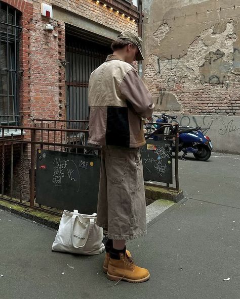 Workwear Fit 👜 How about his color? 📸 @createdbylennart 🇩🇪 🧢Cap : nofaithstudios 👔Top : carhartt 👖Bottom : bershka 👞Shoes : timberland 👜Bag : liju gallery ▫️| Tag & Share your friends, need this style ▫️| Save & Find your outfit color 🔹| Paint Your Color, Marki 🔹| #markispace [Tags] “carhartt” brown paterned work jacket, “bershka” gray baggy denim shorts, “nofaithstudios” khaki washed cap, “timberland” yellow boots, “liju gallery” white shoulder bag, streetwear, streetstyle, oversize... Carhartt Jacket Outfit, Bershka Shoes, Baggy Denim Shorts, Carhartt Bag, Yellow Boots, White Shoulder Bag, Carhartt Jacket, Baggy Denim, Timberlands Shoes