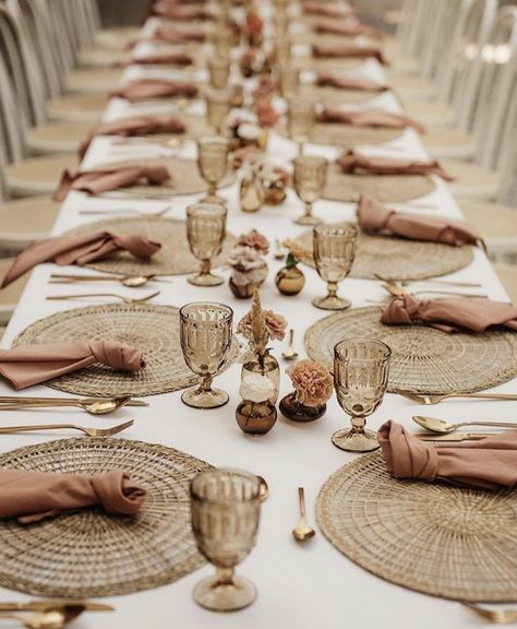 Boho Placemats Wedding, Jute Placemats Table Setting Wedding, Boho Plate Setting, Bohemian Wedding Table Settings, Placemat Wedding Table, Simple Boho Table Setting Wedding, Boho Wedding Table Set Up, Brown And Gold Table Decor, Simple Rectangle Wedding Table Decor