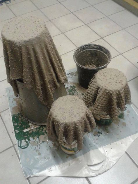 Take an old cloth soak in cement water, drape over a stand and leave in the sun to dry. Paint and you have beautiful plant holders Taman Diy, Jardim Diy, Support Plante, Old Towels, Cement Planters, Concrete Crafts, Concrete Projects, Cement Crafts, Concrete Planters