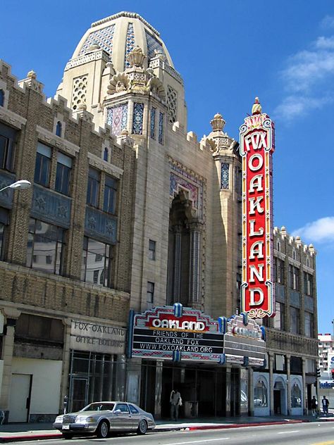 California Landmarks, Theatre Architecture, Theater Architecture, African American Museum, Music Theatre, Old Movie, Movie Theaters, Red Lion, Oakland California