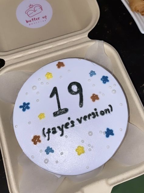 cake, taylor swift, taylor’s version, cake inspo, minimalist cake, minimalism, korean cake, lunchbox, lunchbox cake, pearls, midnights, 19, birthday, party Taylor Swift Lunchbox Cake, 19 Taylor Swift Cake, Taylor’s Version Birthday Cake, Bento Cake Taylor Swift Inspired, Midnight Cake Taylor Swift, Taylor Swift Bento Cake, Eras Tour Birthday Cake, 19 Bday Cake, Taylor Swift Cakes Birthday