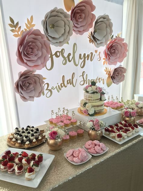 Round Table Baby Shower Decor, Bridal Shower Inspiration Decor, Wedding Cupcake Table, Wedding Decoration Idea, Hen Ideas, Pink Dessert Tables, 95th Birthday, 80th Birthday Decorations, Dessert Table Birthday