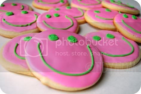 Smiley Face Cookies Smiley Face Cookies, Mmm Cookies, Smile Cookies, Face Cookies, Cookie Frosting Recipe, Bake Sale Treats, Kid Projects, Butter Cookies Recipe, Kid Food