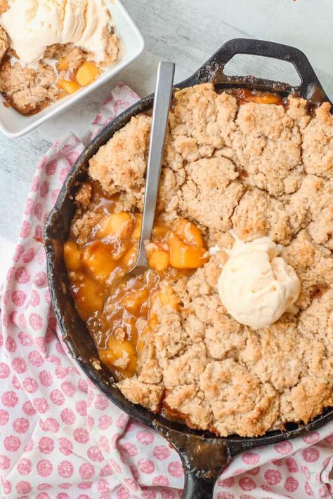 Cast Iron Skillet Peach Cobbler Peach Cobbler Crisp, Skillet Peach Cobbler, Vegan Peach Cobbler, Brown Sugar Peaches, Fresh Peach Recipes, Peach Crisp Recipe, Vegan Peach, Pecan Cobbler, Cobbler Easy