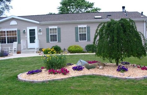 10 Great Landscaping Ideas for Mobile Homes - See more at Mobile & Manufactured Home Living - http://mobilehomeliving.org/?p=27 Mobile Home Landscaping Ideas, Mobile Home Landscaping, Double Wide Remodel, Landscaping Around House, Mobile Home Living, Remodeling Mobile Homes, Ideas Hogar, Front Lawn, Home Remodel