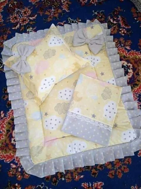 Baby Pillow Diy, Newborn Baby Bedding, Bed Cover Design, Baby Sheets, Baby Quilt Patterns, Baby Sewing Projects, Baby Cot, Baby Clothes Patterns