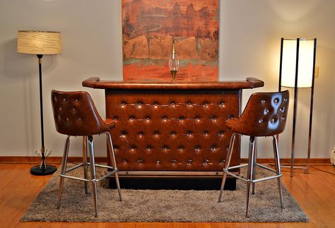 Mid Century Modern Cocktail Bar | Great vintage find by DirtyGirlsAntiques… Speakeasy Design, Vintage Home Bar, Retro Basement, 60s House, Counter Ideas, Modern Home Bar, 70s Interior, Home Bar Sets, Mod Furniture