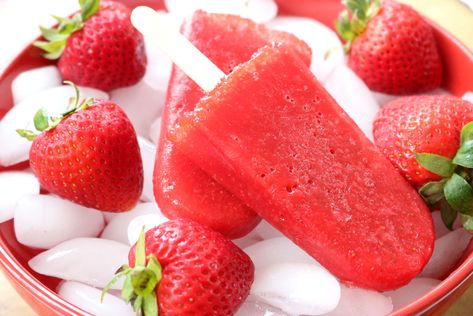 Fresh Strawberry Ice Pops - Everyday Shortcuts Watermelon Popsicles Recipe, Strawberry Simple Syrup, Homemade Strawberry Lemonade, Watermelon Popsicles, Fresh Strawberry Recipes, Fruit Pops, Berry Fruit, Popsicle Recipes, Ice Pops