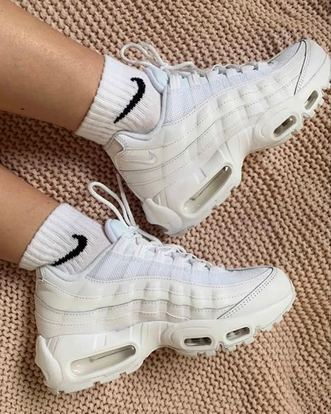 pinterest @kassidycorbin ✰ Air Max 93, Nike Airmax 95, Photographie Indie, Airmax 95, Airmax Nike, Air Max 180, Sport Shoes Women, Nike Shox, Swag Shoes