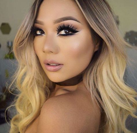 The perfect blonde color melt for olive skin tones  Balayage Blonde Hair Olive Skin, Hair Olive Skin, Olive Skin Blonde Hair, Blonde Hair Dark Eyebrows, Olive Complexion, Fall Blonde Hair Color, Fall Blonde Hair, Colored Hair Tips, Olive Skin Tone