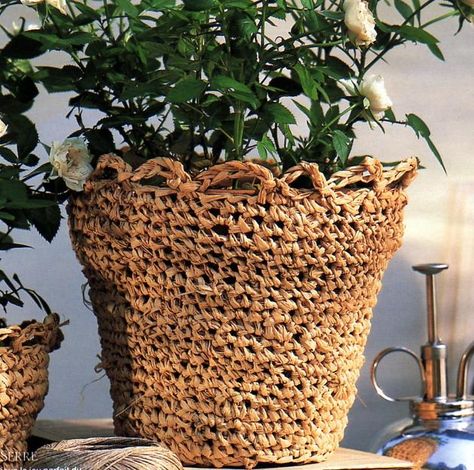 Un cache-pot très naturel à crocheter en raphia : Toujours en raphia : Le set et le rond de serviette Le sac Le pot, la boîte et le plat en raphia Pot Crochet, Pot Diy, Diy Tricot, Crochet Couture, Crochet For Home, Cache Pot, Garden Shop, Crochet Home, Garden Stuff