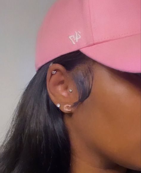 Cartilage Piercing Black Women, Helix Pericing, Helix Piercing Black Women, Tragus Piercing Black Women, Ear Piercing Ideas Black Women, Ear Piercings Black Women, Extension Styles, Piercings Ideas, Piercing Chart