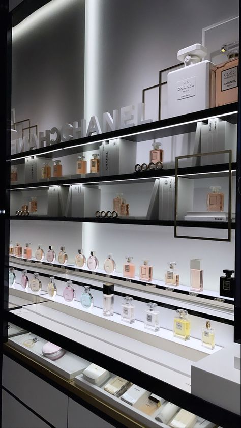 Perfume Store Interior Design, Perfume Shop Interior Design, Perfume Display Shelf, How To Organize Perfumes On Dresser, Clothes Shop Design, Store Counter Design, Fragrance Display, Profumo Victoria Secret, Koleksi Parfum