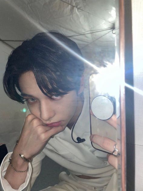 Hyunjin Selfie, Hyunjin Bubble, Kim Jae-young, Pledis Seventeen, Hyunjin And In, Cellphone Wallpaper Backgrounds, Be Smart, Falling In Love With Him, Oh My God