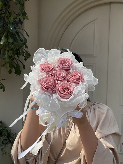 Coquette Bouquet Of Flowers, Coquette Flower Bouquet, Bouquet Wisuda, Paper Bouquet Diy, Satin Flowers Diy, Pita Satin, Ribbon Flowers Bouquet, Flower Shop Decor, Flower Boquet