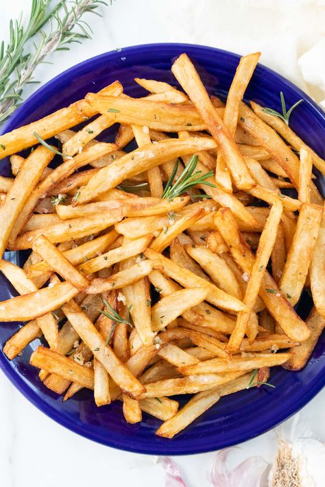 Smash Fries Recipe, Rosemary Fries, Fried Olives, Juicy Burger, Frozen French Fries, Idaho Potatoes, Rosemary Garlic, Fries Recipe, Garlic Fries