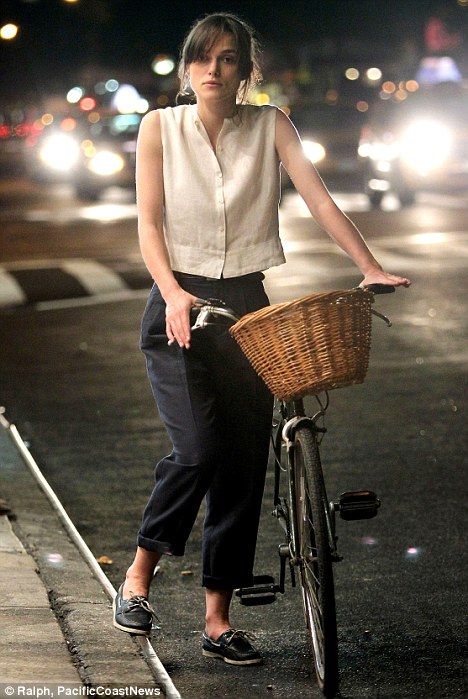 Animation Industry, Keira Knightley Style, Paperbag Hose, Estilo Hipster, Summer Blues, Cycle Chic, Riding A Bike, 여름 스타일, Linen Fashion