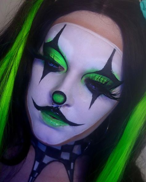 Rave Clown Makeup, Green Clown Aesthetic, Uv Clown Makeup, Green Clown Makeup, Halloween Face Paint Ideas For Women, Neon Clown Makeup, Black And White Clown Makeup, Clown Looks, Black Halloween Makeup