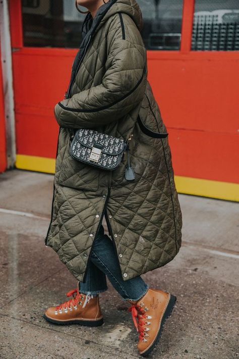 Hiking Boots Fashion, Full Length Coat, Moda Paris, Fashion Weeks, Casual Winter Outfits, 가을 패션, Winter Fashion Outfits, Winter Looks, Quilted Jacket