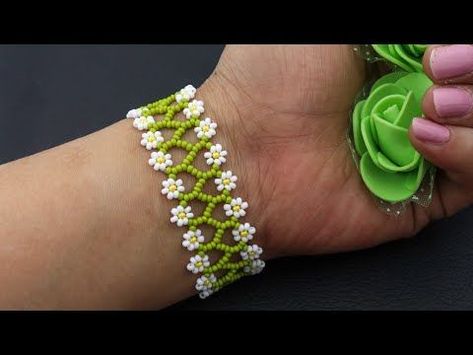 Daisy Chain Bracelet Tutorial, Chain Bracelet Tutorial, Flower Bracelet Tutorial, Beaded Daisy Chain, Daisy Chain Bracelet, Beaded Daisy, Paper Flower Garlands, Making Bracelets With Beads, Seed Bead Flowers