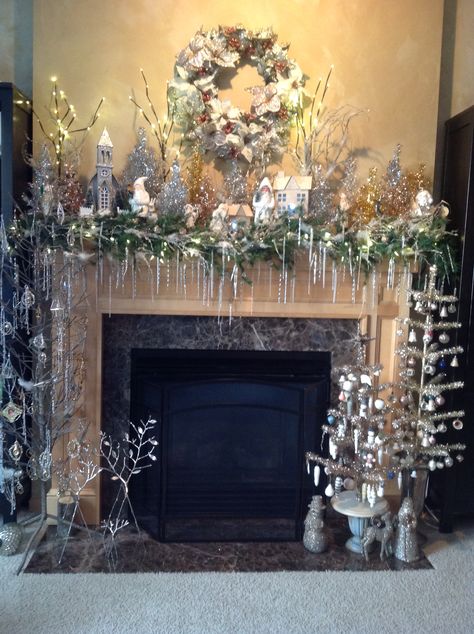 White christmas mantle Silver Christmas Mantle Decor, White Christmas Mantle Ideas, White Christmas Mantle Decor, White Christmas Mantle, Thanksgiving Mantel Decor, Vision Design, Mantel Decor Ideas, Modern Thanksgiving, Silver Christmas Decorations