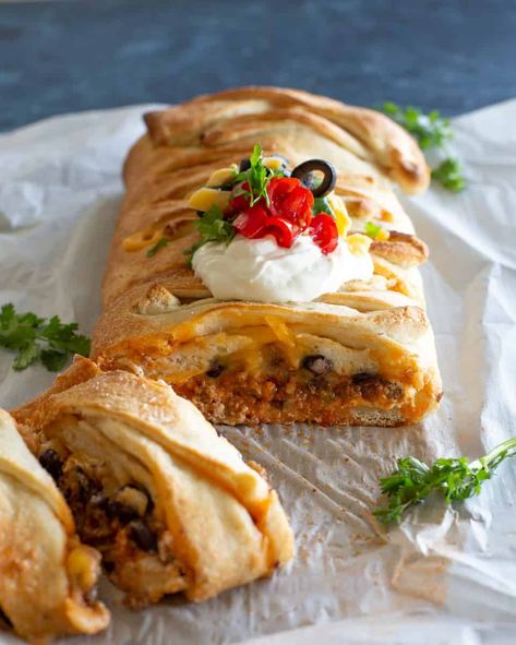 Taco Braid is a Mexican dinner made from pizza dough filled with cream cheese, salsa, taco meat, black beans, and cheese. #taco #braid #recipe #mexican #italian #dinner #pizza Taco Bread, Taco Braid, Leftover Taco Meat, Magic Cookie Bar Recipe, Dinner Pizza, Tailgate Recipes, Cheese Taco, The Girl Who Ate Everything, Recipe Mexican