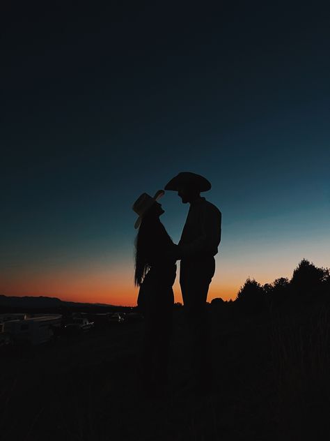 Country Couple Photoshoot, Country Couple Pictures, Country Relationship Goals, Couple Photoshoot Ideas, Country Couple, Country Romance, Country Relationships, Foto Cowgirl, Cute Country Couples