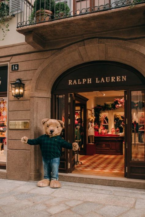 Ralph Lauren Kids’ iconic style arrives at Via della Spiga in Milan. Visit a store near you and discover #RLHoliday gifts. Ralph Lauren Vibe, Ralph Lauren Milan, Modern Toddler Room, Polo Ralph Lauren Aesthetic, Ralph Loren, Ralph Lauren Aesthetic, Dark Deco, Ralph Lauren Store, French Style Homes