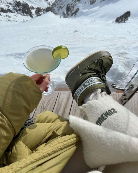 All Posts • Instagram Winter Instagram Pictures, Aspen Aesthetic, Winter Vibes Aesthetic, January Aesthetic, Moon Boots Outfit, Aspen Snow, Girls Ski Trip, Mode Au Ski, Ice Aesthetic