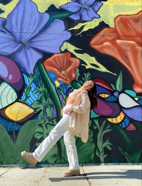 Mural Photo Shoot, Mural Portrait Photography, Mural Wall Picture Poses, Poses With Murals, Mural Pictures Poses, Street Art Photoshoot, Mural Senior Pictures, Mural Photoshoot Poses, Mural Poses