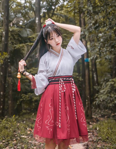 Modernized Kimono, Japanese Outfits Traditional, Modernized Hanfu, Japanese Dress Modern, Modern Kimono Fashion, Chinese Clothing Modern, Kimono Modern, Japan Dress, Modern Kimono