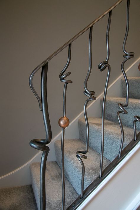 Steel spindles with knots and balls Metal Stair Spindles, Staircase Spindles, درابزين السلم, Stair Spindles, Staircase Railing Design, Iron Stair Railing, Staircase Handrail, Railings Outdoor, Stair Railing Design