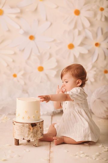 Margarida by Dreamaker Daisy Themed First Birthday Photoshoot, Smash Cake Flowers, 1st Birthday Photoshoot Daisy Theme, Daisy 1st Birthday Photoshoot, Daisy Birthday Photoshoot, Smash Cake Flower Theme, Daisy 1 Year Photoshoot, Daisy Cake Smash Photoshoot, Daisy Cake Smash