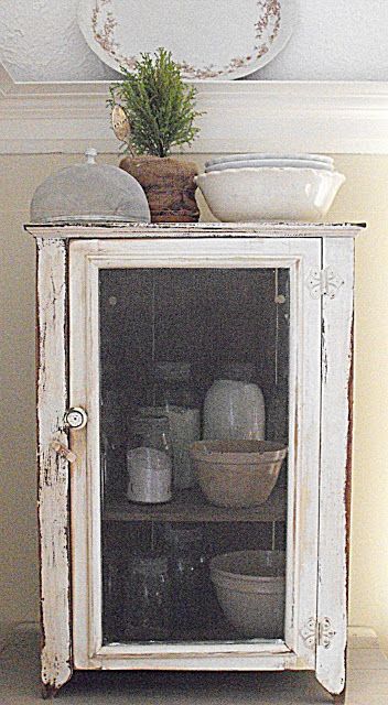 Rustic Farmhouse Wood Cupboards, Jelly Cabinet, Primitive Kitchens, Authentic Farmhouse, Muebles Shabby Chic, Vibeke Design, Farmhouse Cabinets, Pie Safe, Shabby Chic Dresser